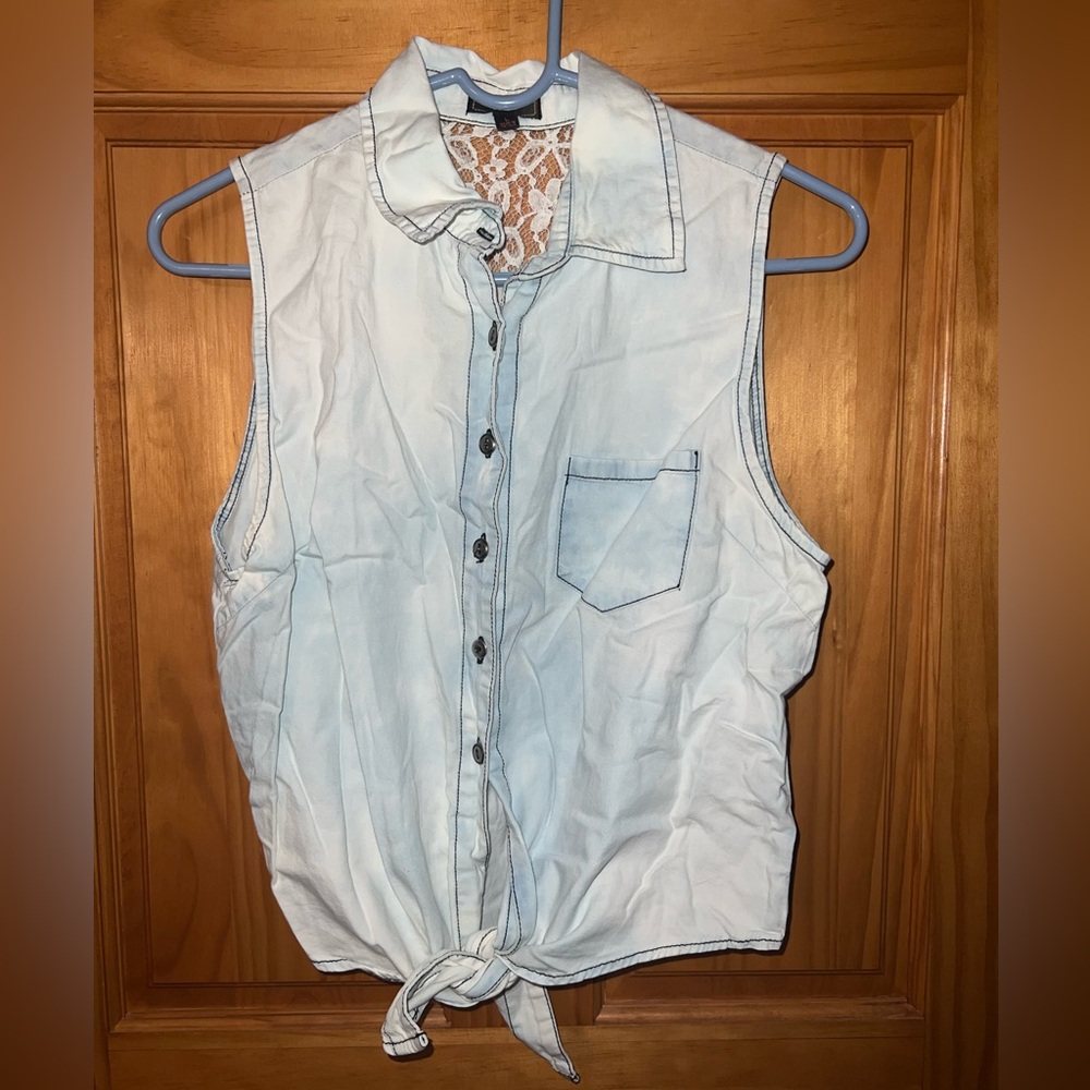 Women's no sleeve button down shirt